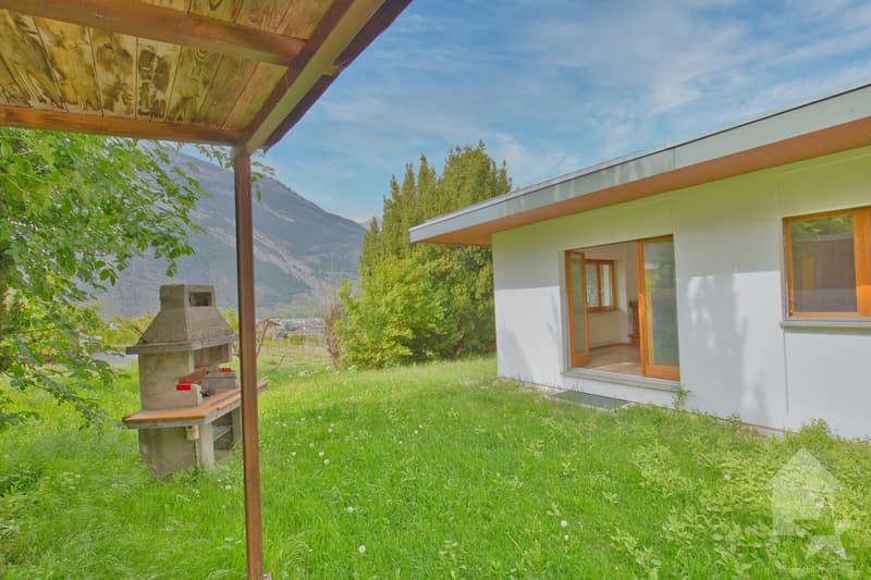 Villa traditionnelle avec grand sous-sol implantée sur une grande parcelle de 1'075 m2 (5)