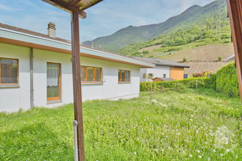 Villa traditionnelle avec grand sous-sol implantée sur une grande parcelle de 1'075 m2 (3)