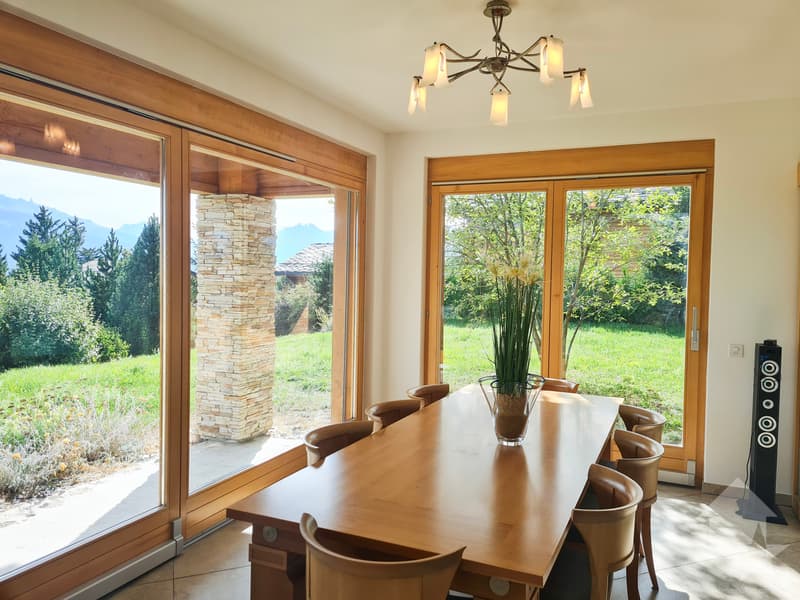 6.5-room chalet ideally located in a highly sought-after area (9)
