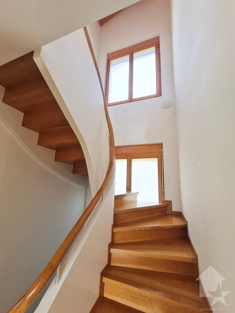 6.5-room chalet ideally located in a highly sought-after area (12)