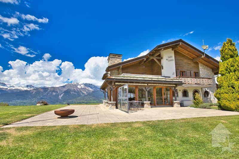 une maison avec une grande pelouse devant elle / a house with a large lawn in front of it