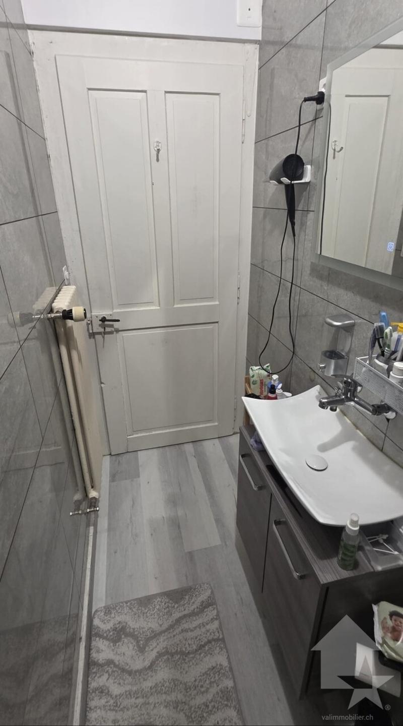 Joli 2.5 pièces, complètement rénové avec un garage box (6)