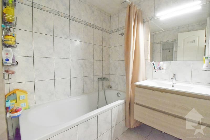 Appartement de 4.5 pcs très bien situé avec 3 places de parcs incluses ! (9)