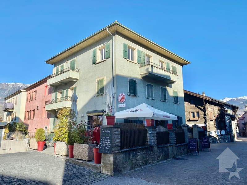 Building with 5 apartments and a restaurant in the village center! (3)