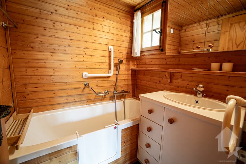 Séduisant chalet comprenant deux appartements - 5.5 et 2.5 pièces (10)