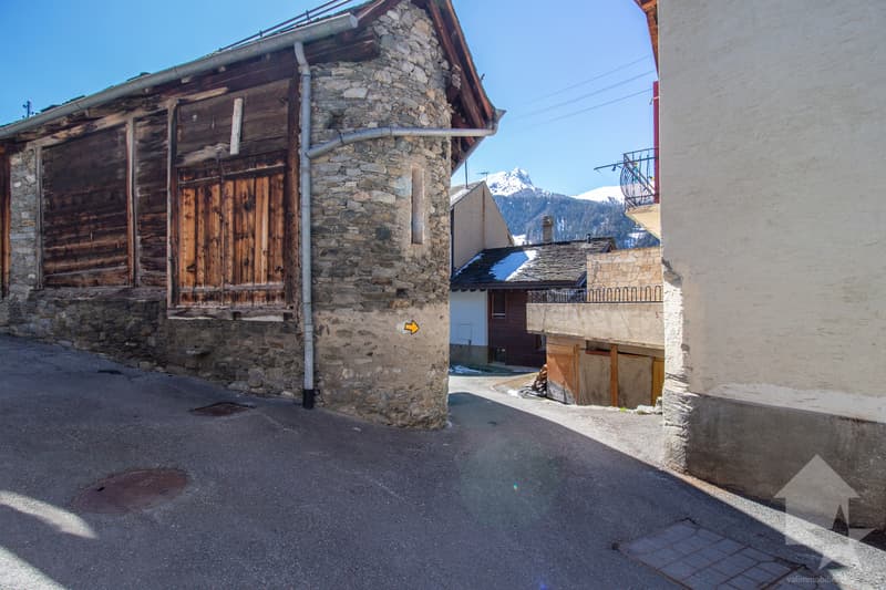 Authentisches Dorfhaus aus dem 18. Jahrhundert mit Außenbereichen (3)