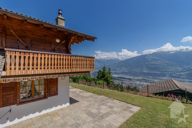 Charmant chalet jouissant d'une situation et d'une vue exceptionnelle (4)