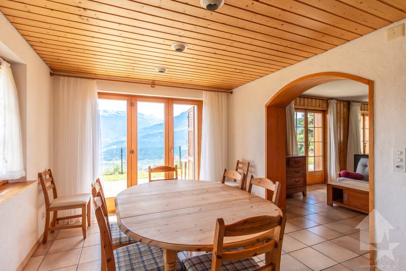 Charmant chalet jouissant d'une situation et d'une vue exceptionnelle (12)