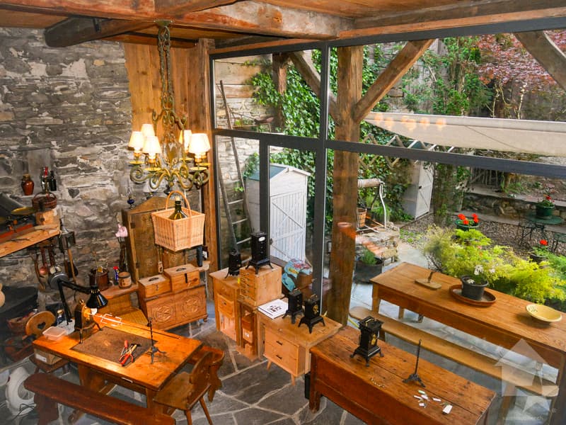 Rez-de-chaussée et cour extérieur