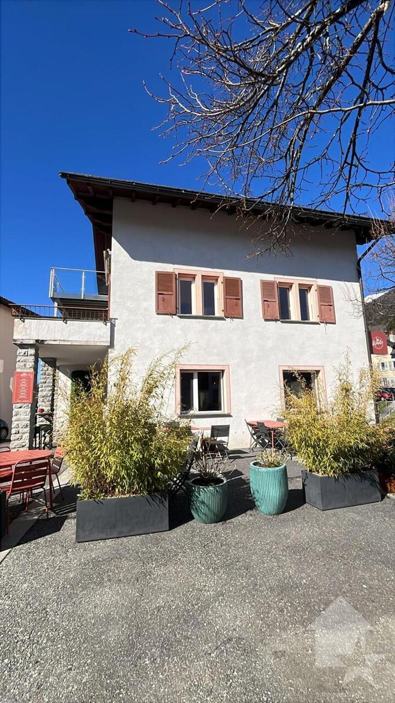 Immeuble de rendement avec restaurant et appartements (7)