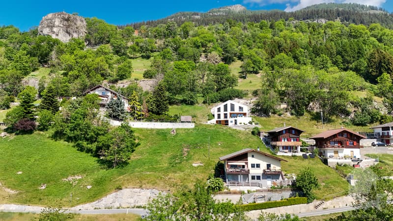 Terrain de construction ensoleillé pour maison avec 2 appartements (2)
