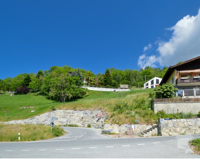 Terrain de construction ensoleillé pour maison avec 2 appartements (1)