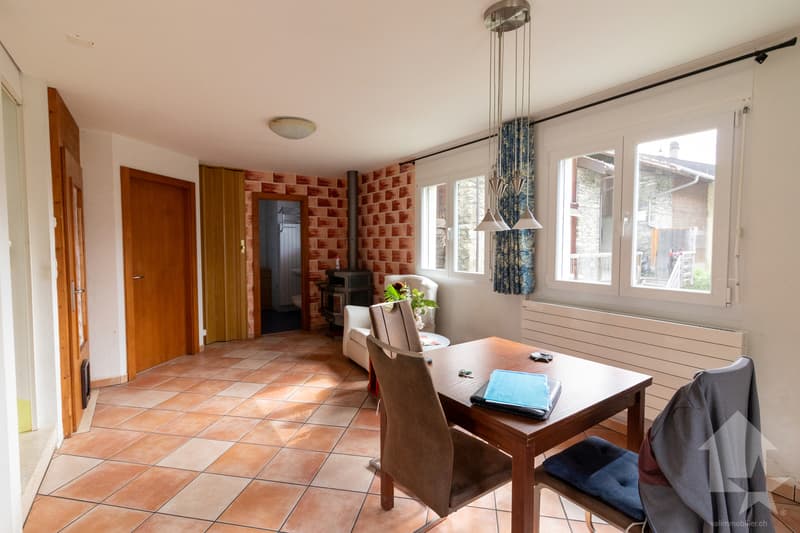 Schönes Einfamilienhaus mit Rasen und Garage (11)
