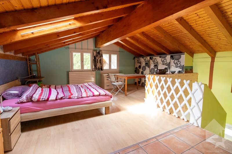 Schönes Einfamilienhaus mit Rasen und Garage (6)