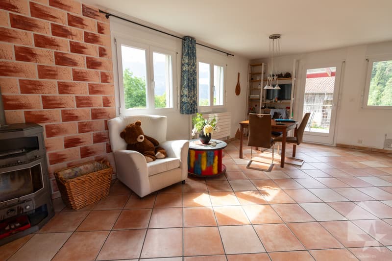 Schönes Einfamilienhaus mit Rasen und Garage (3)
