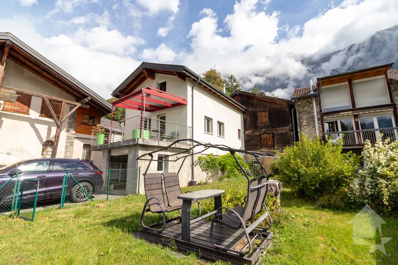 Schönes Einfamilienhaus mit Rasen und Garage (5)