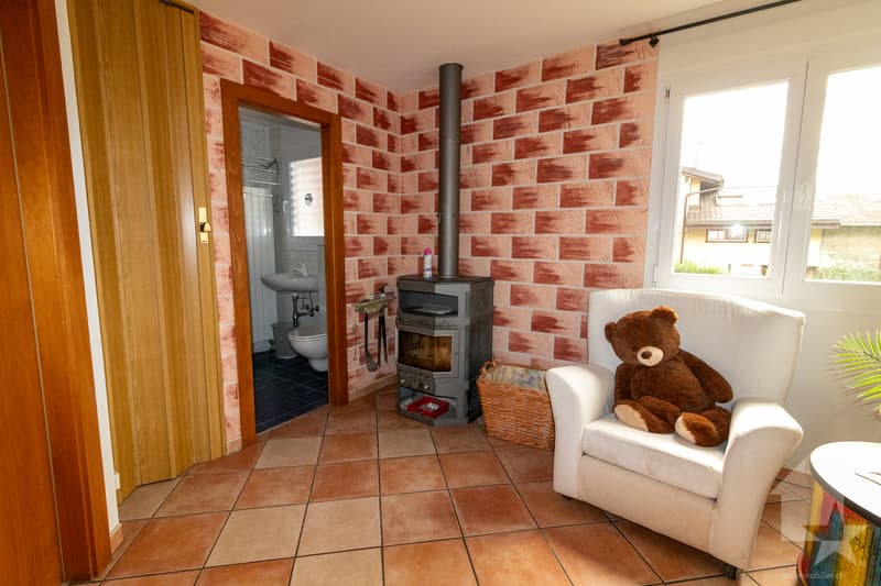 Schönes Einfamilienhaus mit Rasen und Garage (12)