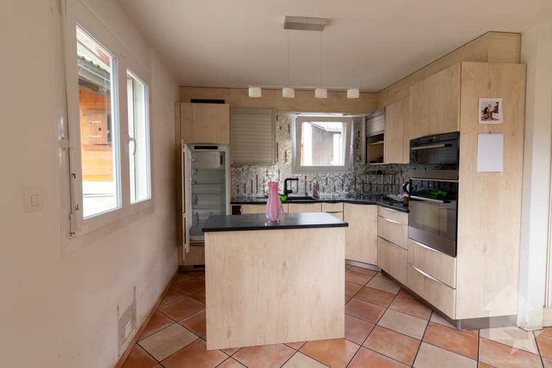Schönes Einfamilienhaus mit Rasen und Garage (10)