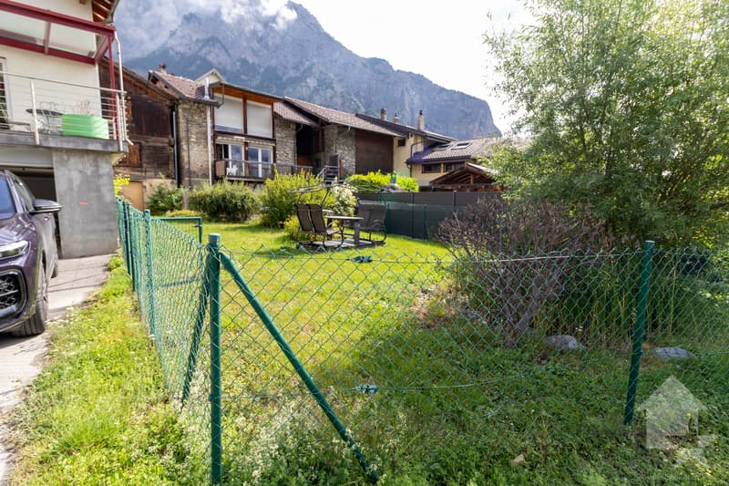 Schönes Einfamilienhaus mit Rasen und Garage (4)