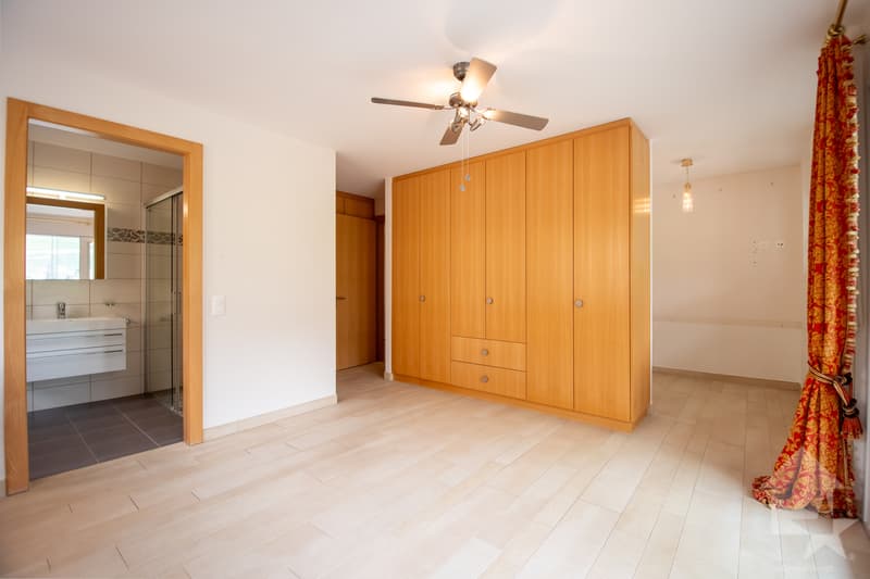 Spacieux appartement traversant dans les bains de Saillon (10)