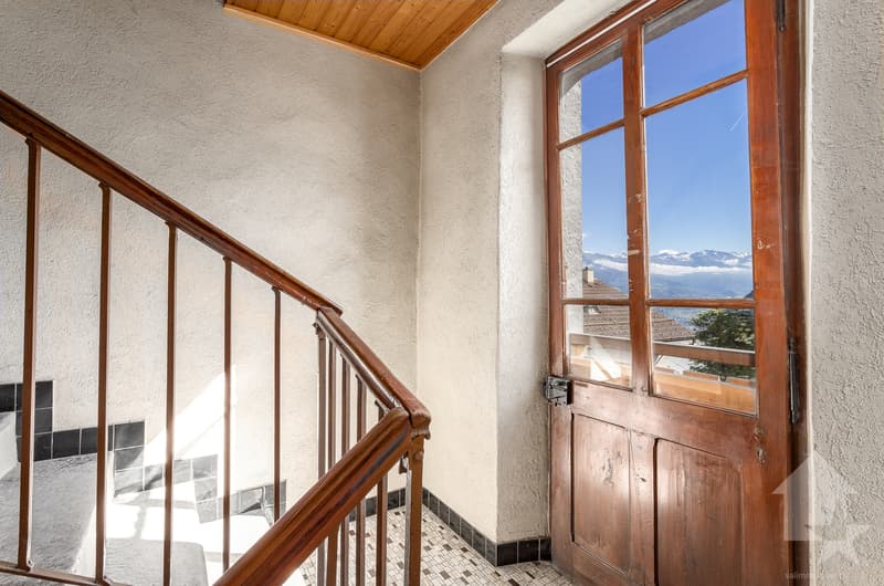 Ehemaliges Dorfhaus zur Renovierung, 10 Räume + Gewerbeflächen, 400 m2 (5)
