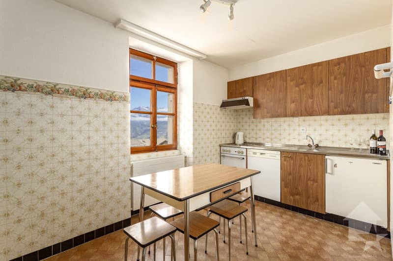 Ehemaliges Dorfhaus zur Renovierung, 10 Räume + Gewerbeflächen, 400 m2 (3)