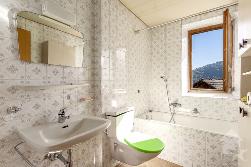 Ehemaliges Dorfhaus zur Renovierung, 10 Räume + Gewerbeflächen, 400 m2 (4)