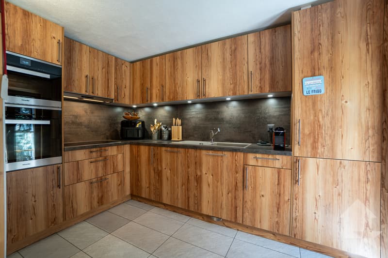 Charming chalet with lovely garden, double garage and stunning views (5)