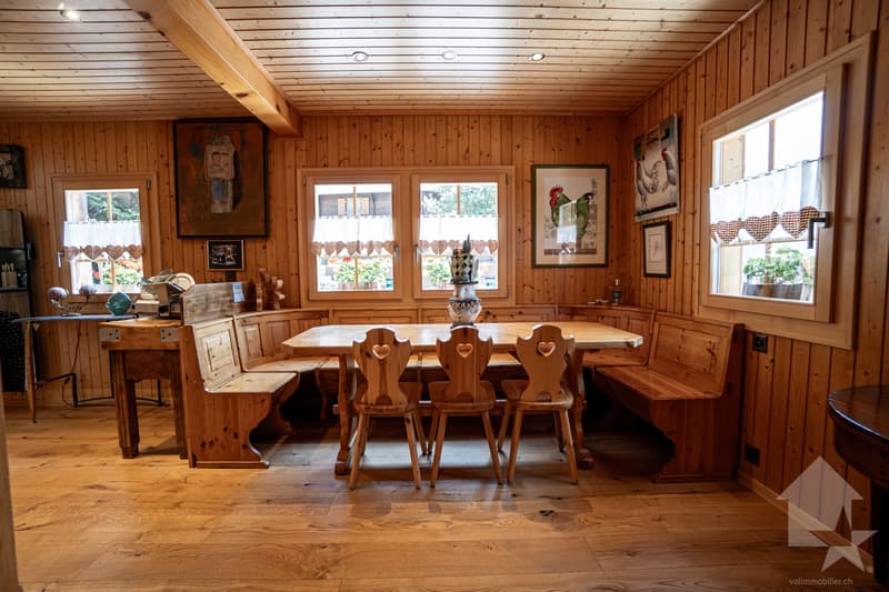Charming chalet with lovely garden, double garage and stunning views (4)