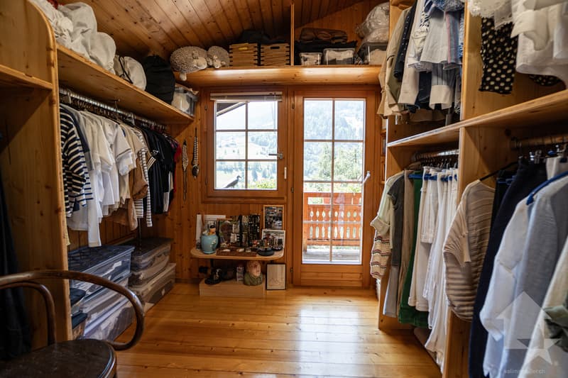 Charming chalet with lovely garden, double garage and stunning views (7)