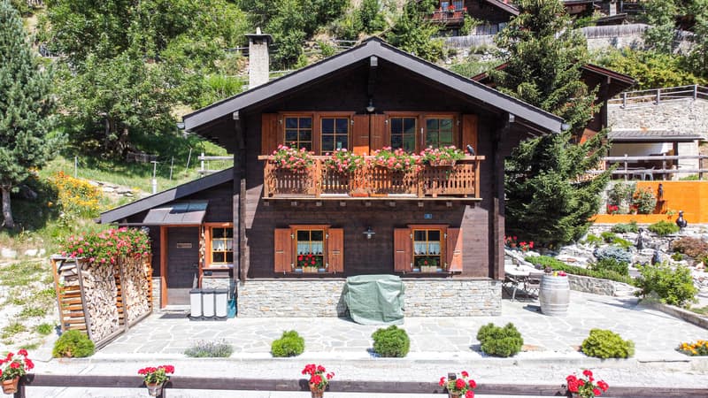 Charming chalet with lovely garden, double garage and stunning views (1)