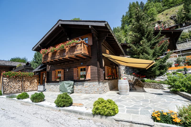 Charming chalet with lovely garden, double garage and stunning views (13)