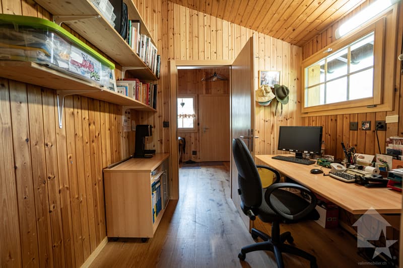Charming chalet with lovely garden, double garage and stunning views (9)