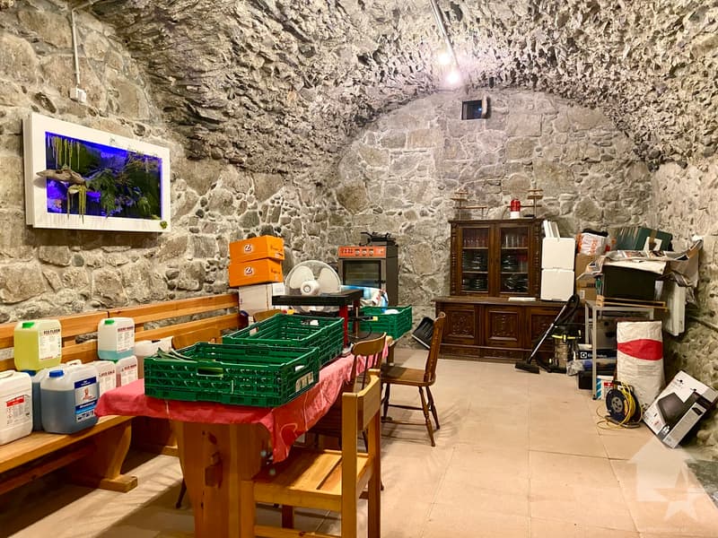 Immeuble de 5 appartements et un restaurant au centre du village ! (7)