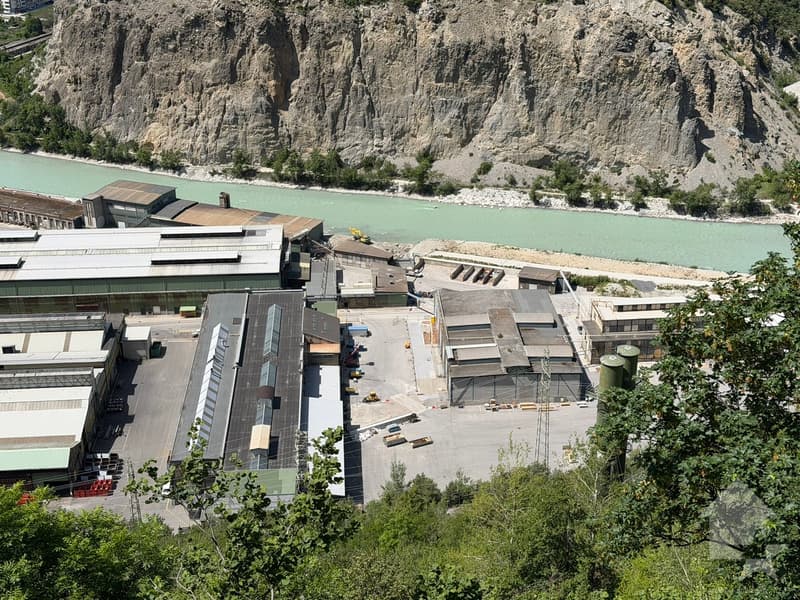 Halle industrielle de 20'500 m3 et de 2'130 m2 avec accès sécurisé (2)