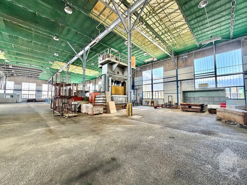 Halle industrielle de 20'500 m3 et de 2'130 m2 avec accès sécurisé (8)