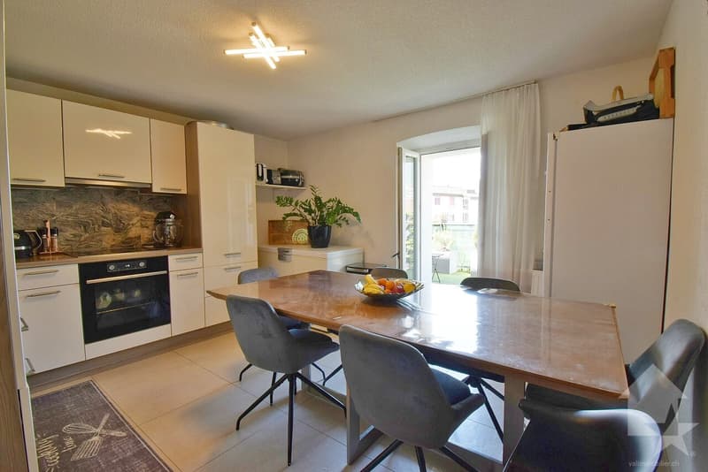 Appartement de 4.5 pièces, un jardin et 3 places de parcs incluses ! (2)