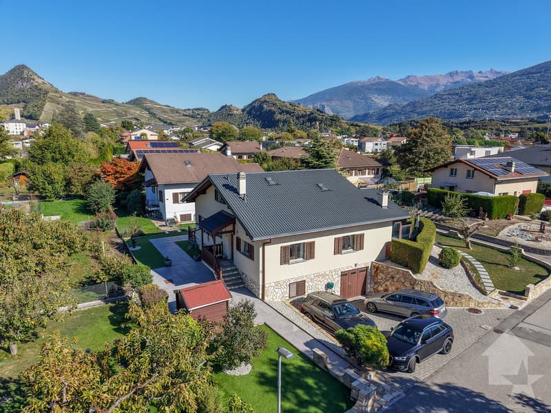 Villa villageoise 7.5 pièces rénovée avec grand jardin et terrasses (3)