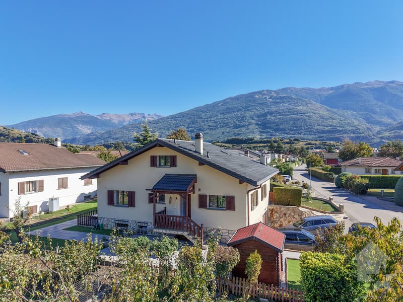 Villa villageoise 7.5 pièces rénovée avec grand jardin et terrasses (2)