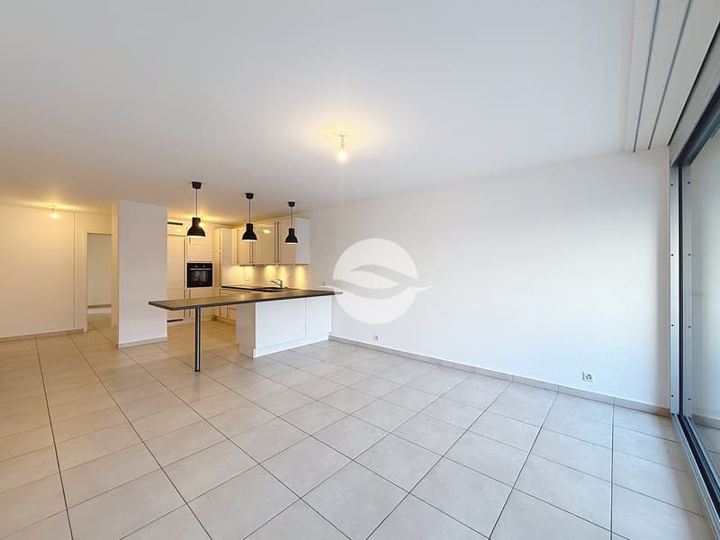 Spacious, through, and bright 5-room apartment, 3 bedrooms! (1)