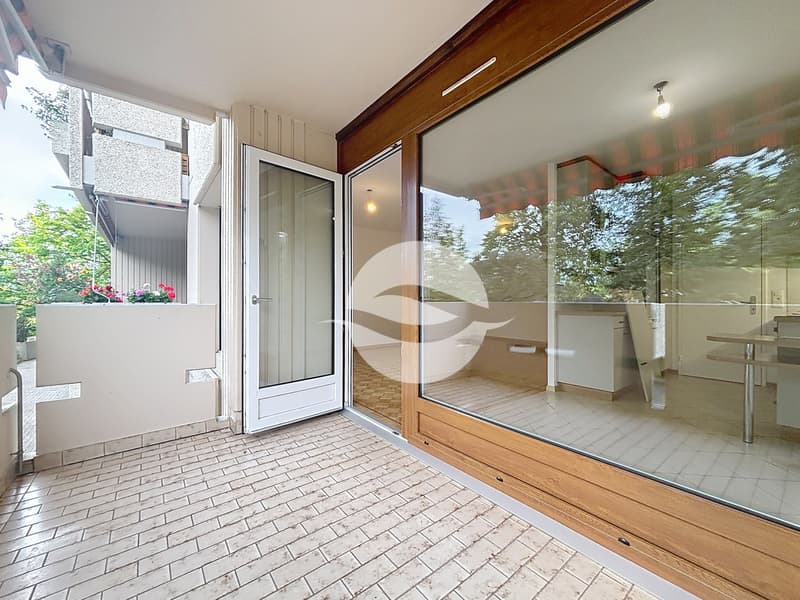 Terrasse couverte avec stores solaires