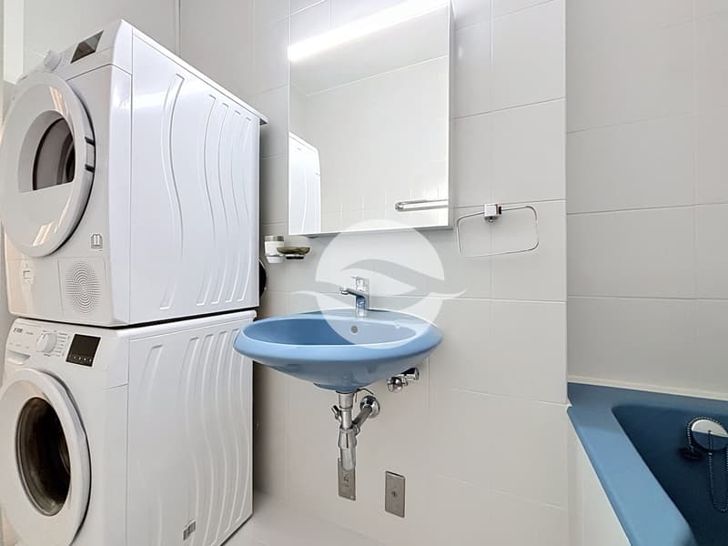 Salle de bains avec colonne de lavage neuve