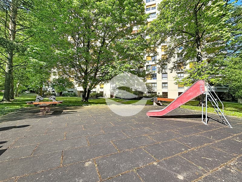 Résidence des années 80 entourée d'un parc arboré