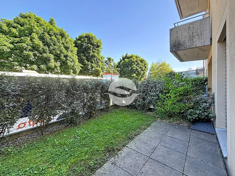 Terrasse privative côté rue