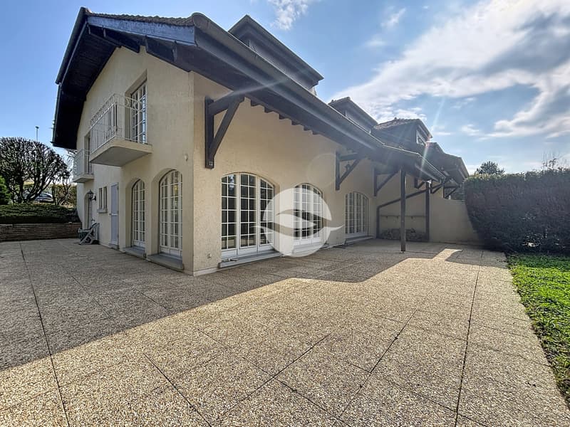 Bellissima villa a schiera di 7.5 locali con boa di attracco (2)