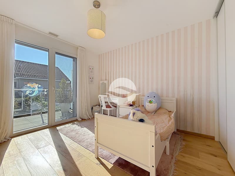 1er : 1ère Chambre avec armoire et balcon