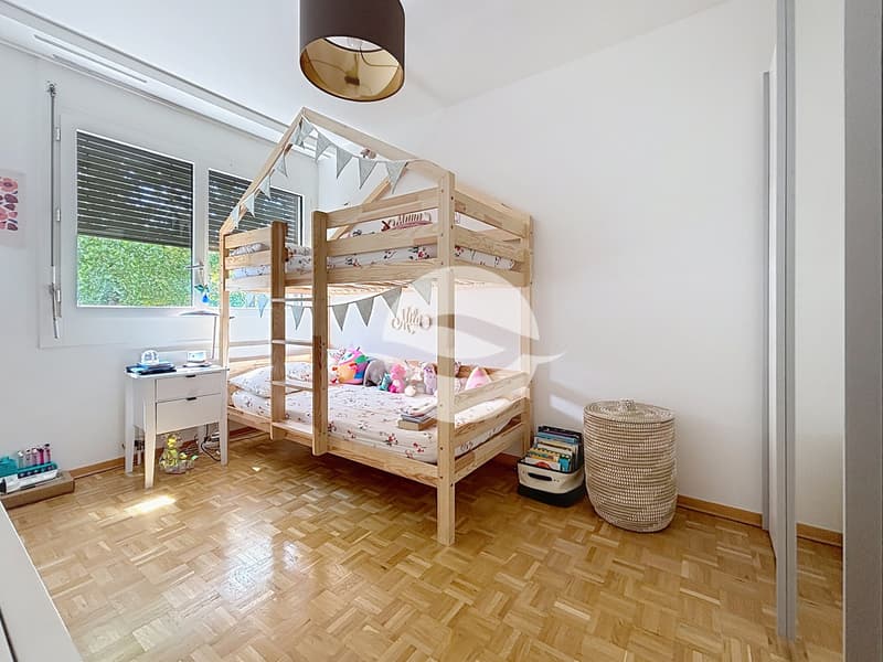 Chambre à coucher avec armoires intégrées