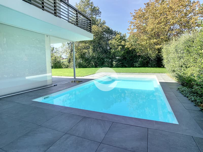 Extérieur : piscine et jardin