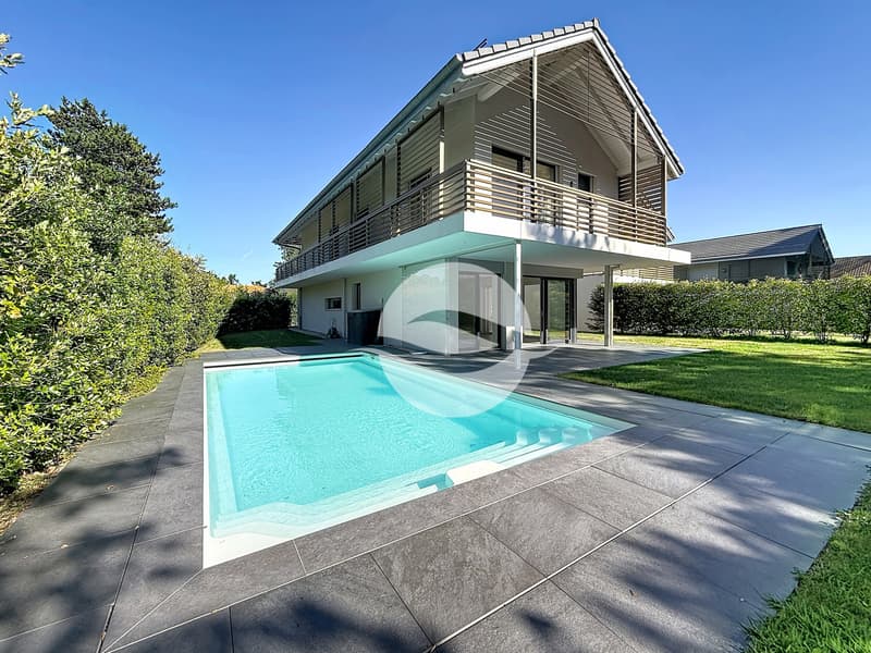 Extérieurs : Vue villa côté jardin