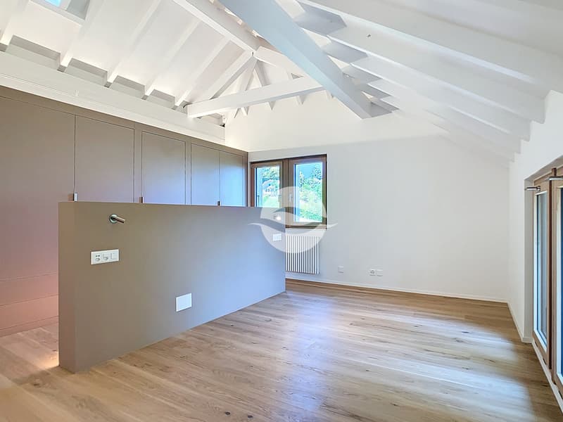 1er : Chambre parentale avec armoires et salle de douche privée